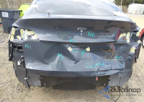 2023 Tesla Model Y Awd/Long Range Dual Motor All-Wheel Drive z USA, uszkodzony, nr VIN 7SAYGDEE3PF605171